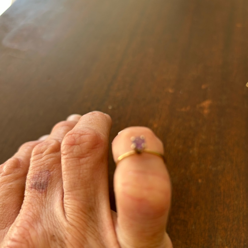Vintage Elegant Gold Ring with Purple Amethyseth
